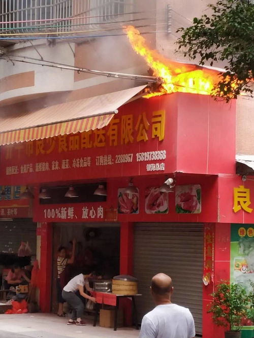 开平一商铺突发火情，浓烟滚滚引关注